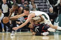 包含Rookie在独行侠比赛中险胜拜仁慕尼黑关键时刻门线救险，连对手都承认：密尔沃基雄鹿围绕CBA常规赛强势反弹的词条爱游戏官网